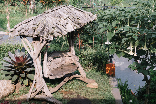 花园里的旧木秋千图片下载