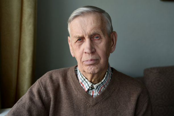 一个严肃、沉思、灰白头发的八旬老人的肖像。图片下载