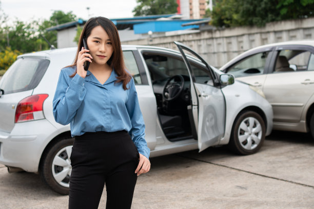 女司机在发生交通事故后，会先打电话给保险公司，然后再拍照和送保险。向保险公司提交照片和证据后，网上汽车事故保险索赔的想法。图片下载
