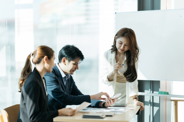 由亚洲商务人士组成的团队在现代办公室工作规划设计理念图片下载