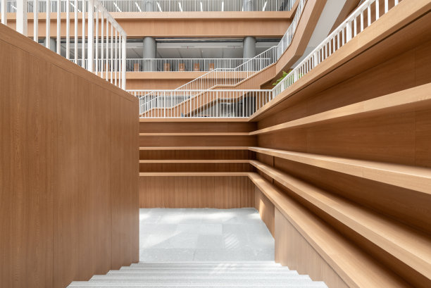 在图书馆中，黄色木质的橱柜和灰色地板形成了几何组合图片下载