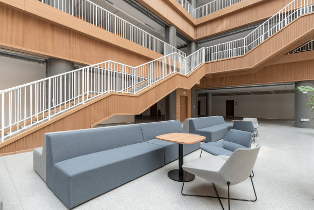 图书馆的浅色沙发与淡黄色的主色调搭配得很好图片下载