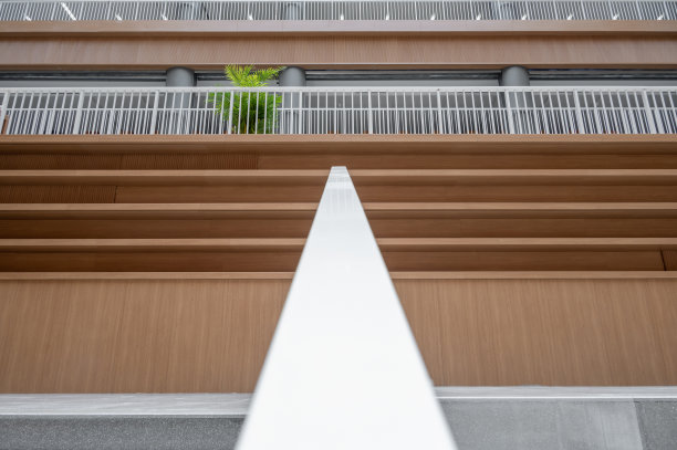 在图书馆中，黄色木质的橱柜和灰色地板形成了几何组合图片下载