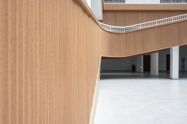 在图书馆中，黄色木质的橱柜和灰色地板形成了几何组合图片下载