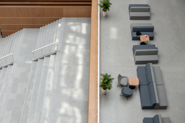 图书馆的浅色沙发与淡黄色的主色调搭配得很好图片下载