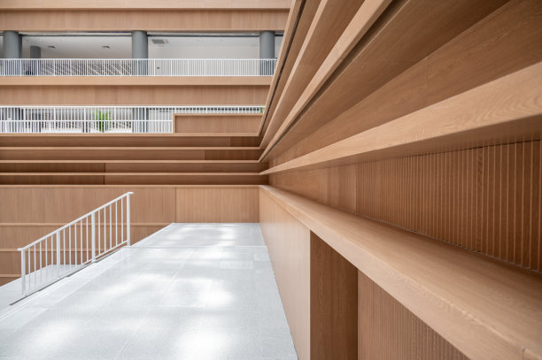 在图书馆中，黄色木质的橱柜和灰色地板形成了几何组合图片下载