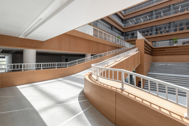 阳光照射在美丽的新图书馆上，与内部结构形成一种特殊的效果图片下载