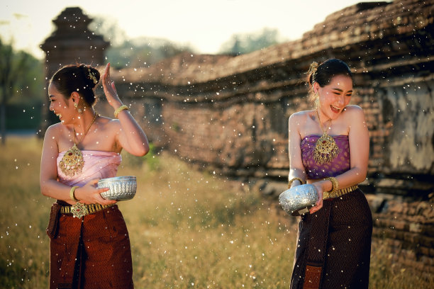有趣的女人互相泼水，泰国宋karn节，泰国新年的文化和生活方式图片下载