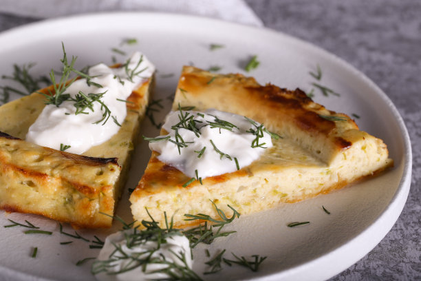 西葫芦砂锅配酸奶油在桌子上图片下载