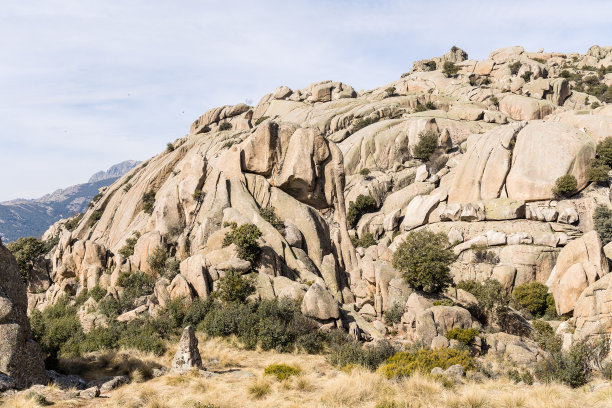位于马德里瓜达拉马山的La Pedriza自然公园，由花岗岩组成图片下载