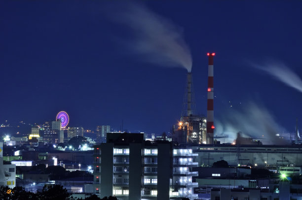 静冈县塔哥罗工业区的工厂和摩天轮图片下载