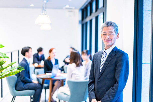 微笑着工作的老商人图片下载