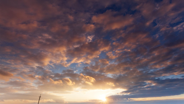黄昏时天空中的云。日落前的天空图片下载