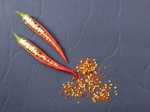 灰色的桌子上放着红辣椒片图片下载