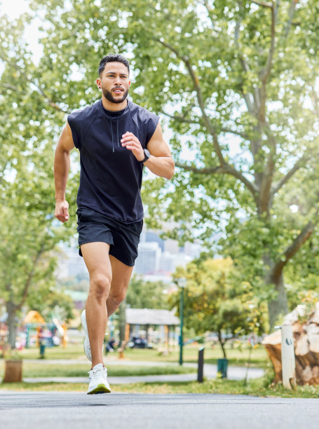 一个运动的年轻人在户外跑步的照片图片下载