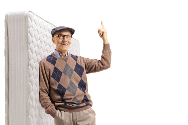 一个老人靠在床垫上，指着上面图片下载