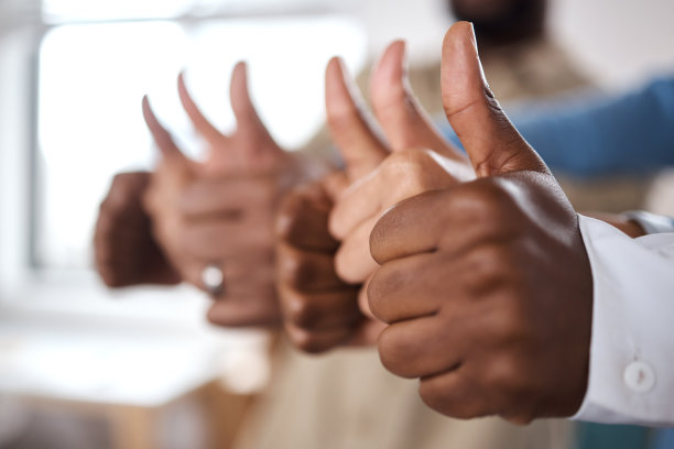 一群不知名的商人在一间现代化的办公室里竖起大拇指图片下载