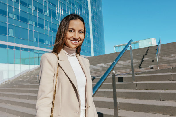 年轻开朗优雅的女商人站在城市的楼梯上图片下载