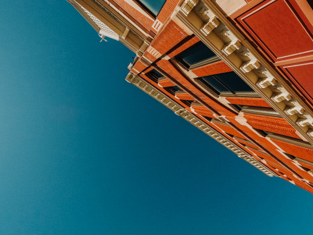 仰望历史悠久的市中心建筑图片下载