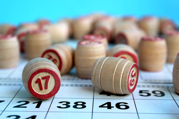 许多装着纸牌的小桶，用来玩罗托。图片下载