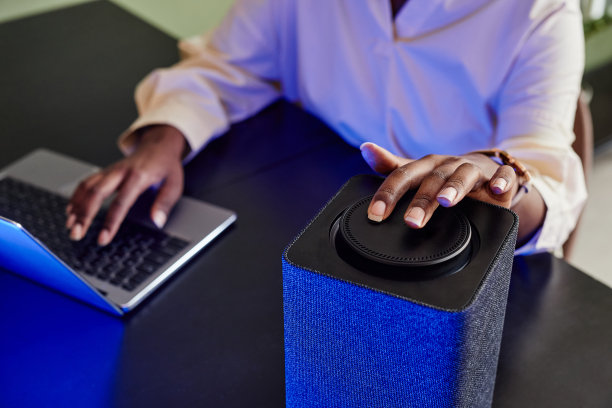 女人使用智能扬声器特写图片下载