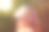 美丽的模特女孩侧面与飞行的蒲公英。美丽的年轻女子，长着浪漫的长发。图片下载