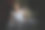 美丽的新娘穿着黑色背景的白色礼服。婚礼时尚沙龙。一位漂亮的新娘坐在豪华的沙发上。图片下载