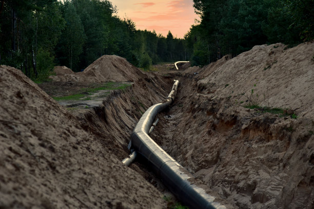 天然气管道建设。天然气和原油的管道传输，从天然气储存和工厂开发到设施。图片下载