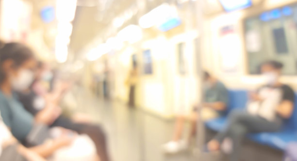 图为，在泰国曼谷的防弹少年团(BTS)轻轨上，为了避免新冠肺炎，人们戴着口罩。人们在捷运地铁上玩手机。空气在空中列车内部颤动。图片下载