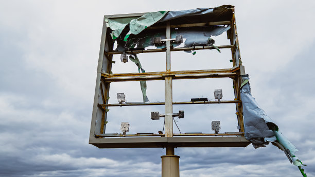 风雨过后，破碎的招牌图片下载