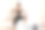 快乐的女人用电脑伸展腿部肌肉图片下载