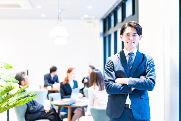 商人面带微笑，双臂交叉图片下载