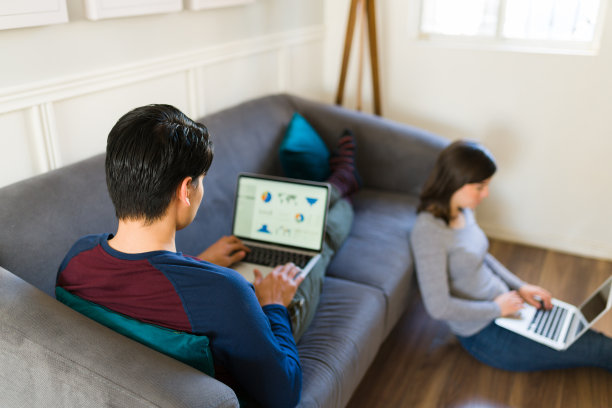 z世代夫妇在家工作图片下载