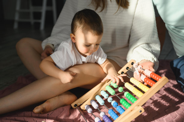 母亲教宝宝用算盘数数，孩子正在学习数学图片下载