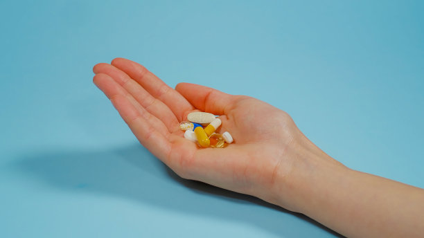 手握各种药片。过量或滥用的概念。药物各种药物。保健医疗理念。图片下载