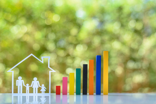 家庭生活成本/家庭信任概念:家庭成员、父母和孩子生活在一个颜色条形图不断增加的房子里。图片下载