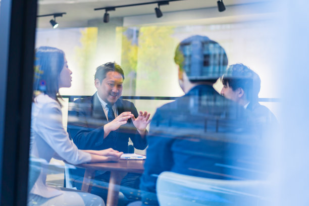 商务人士在办公室里交谈图片下载