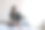 年轻的女性摄影师与数码相机自由职业者在休闲服装使用笔记本电脑坐在床上在家里图片下载