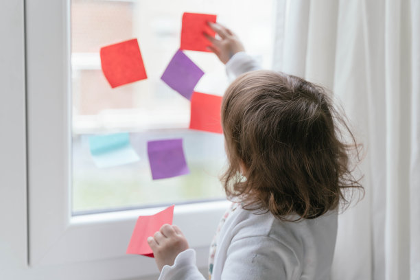 女孩假装是商人。小女孩在家里玩。想象力、想法和成功观念。图片下载