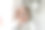 女学生在用放大镜看东西。回到学校的概念。图片下载