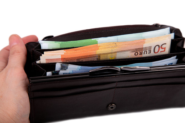 在一张白色特写照片上，一名男子拿着一个打开的钱包，里面装着钱图片下载