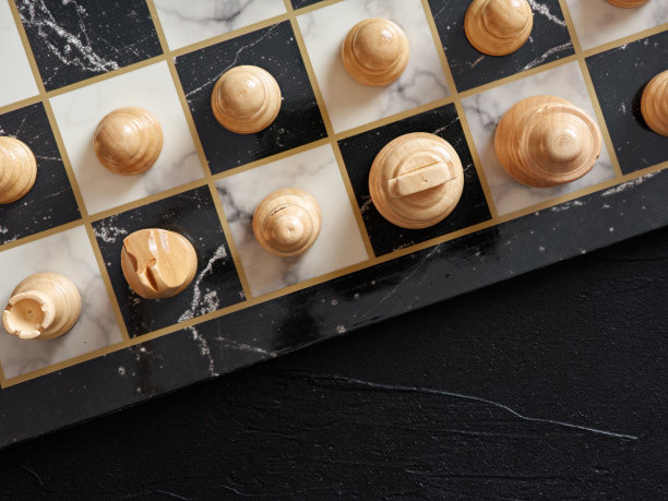 在黑色背景的棋子的棋盘的俯视图。图片下载