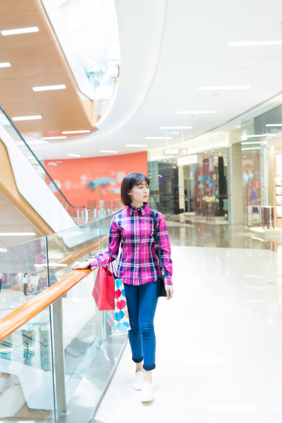 商场里的女孩图片下载