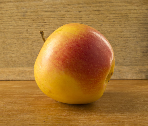 美丽的黄红苹果背景上的木板特写图片下载