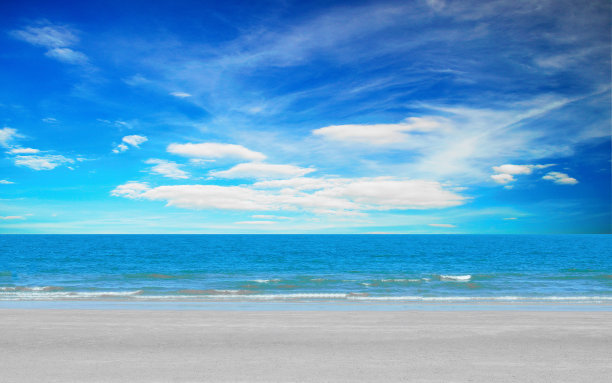 泰国海边日落的海滩照片。蓝天白云。图片下载