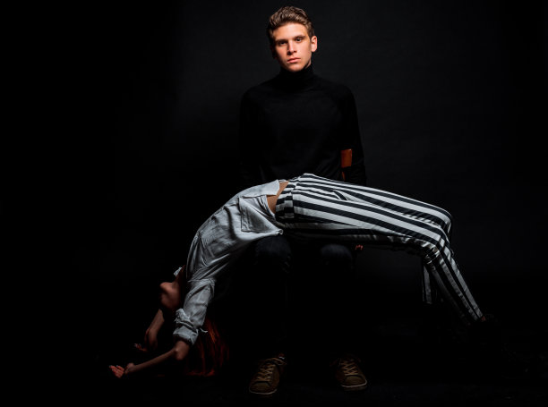 美丽的现代一对图片下载