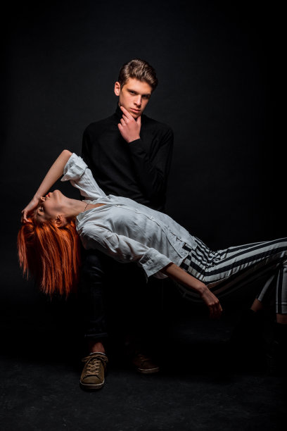 时尚的年轻夫妇图片下载