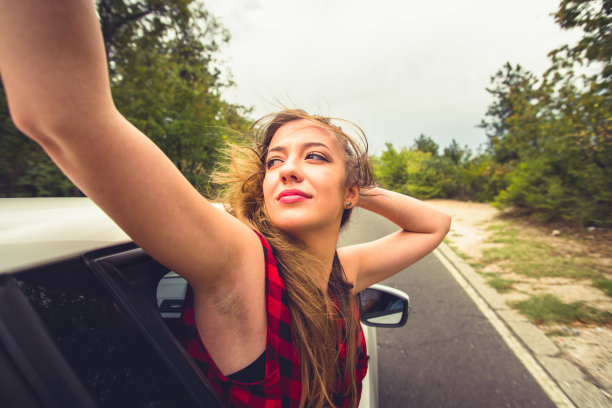 女孩享受在汽车驾驶图片下载