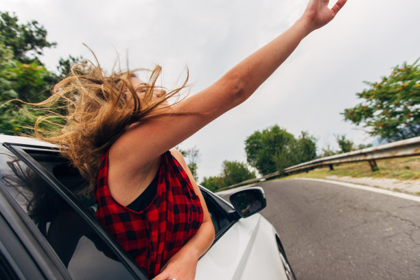 女孩在车里享受图片下载