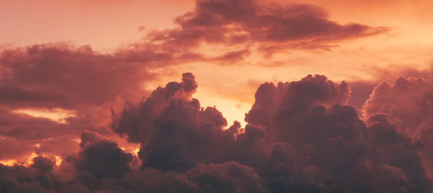 美丽的黄色、橙色和紫色的日落，点缀着斑驳的云彩图片下载